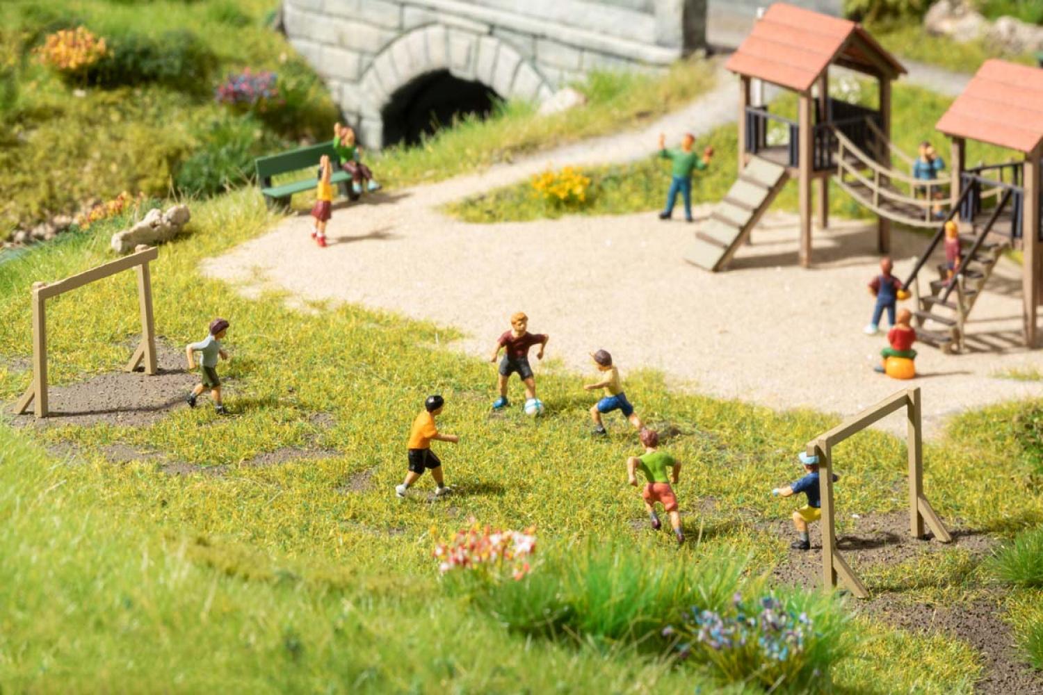 Noch 15817 H0 Kinder auf dem Bolzplatz