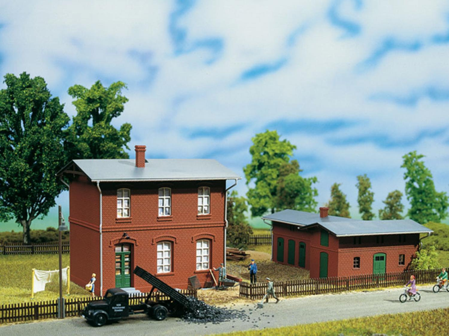 Auhagen 11389 Lokleitung mit Schuppen  H0