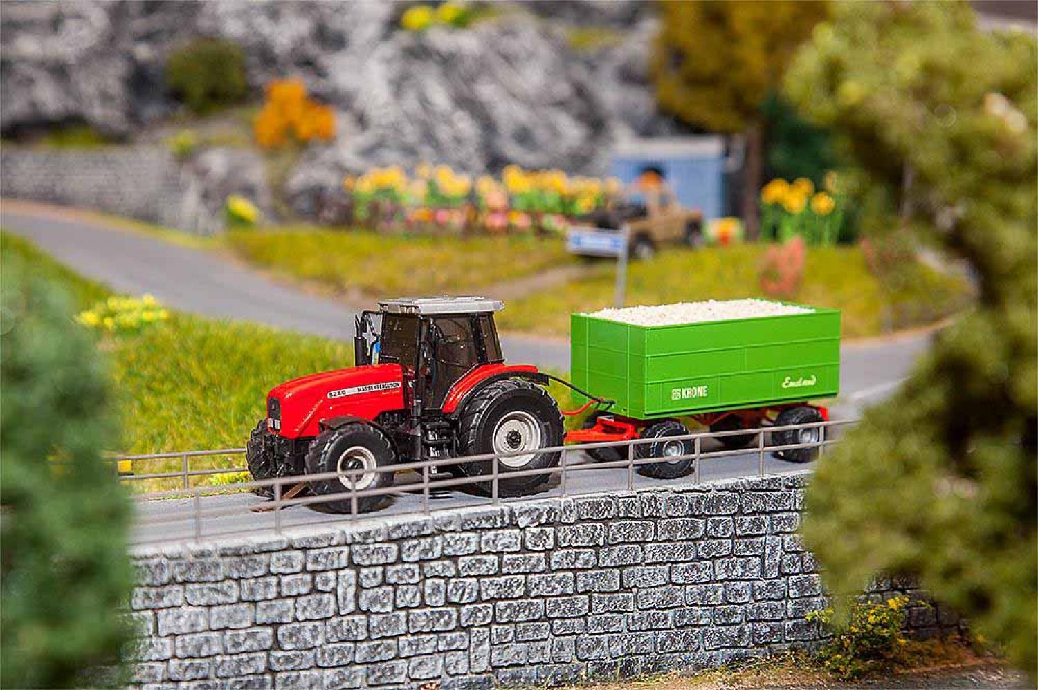 Faller 161588 MF Traktor mit Hackschnitzelanhänger (WIKING)