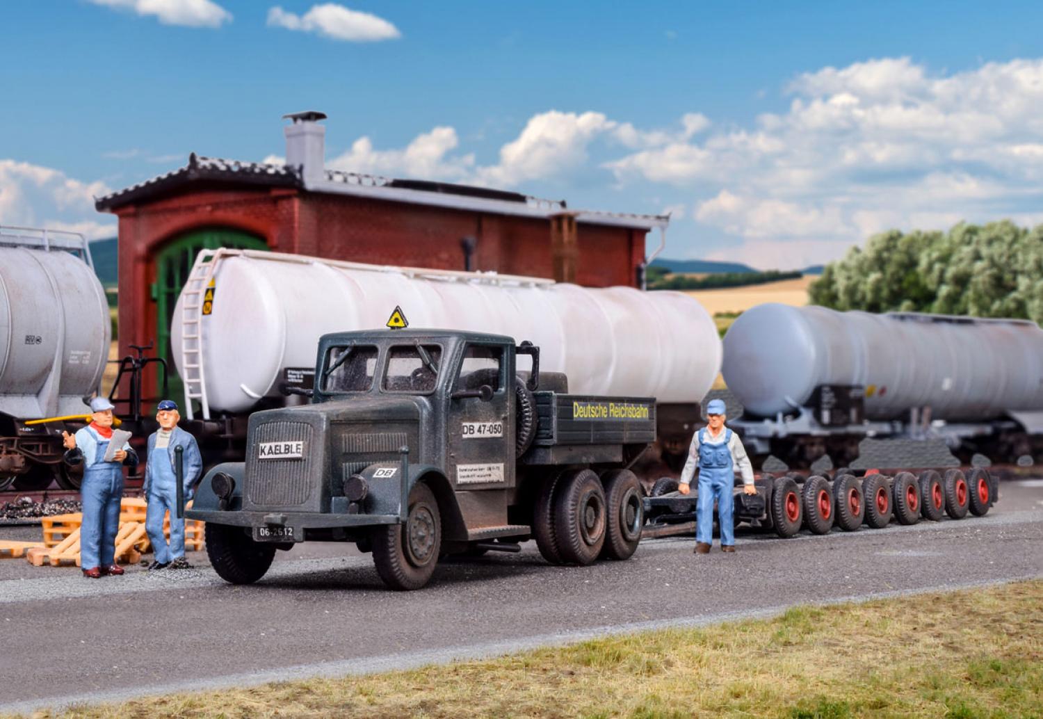 Kibri 13570 H0 KAELBLE mit Strassenroller