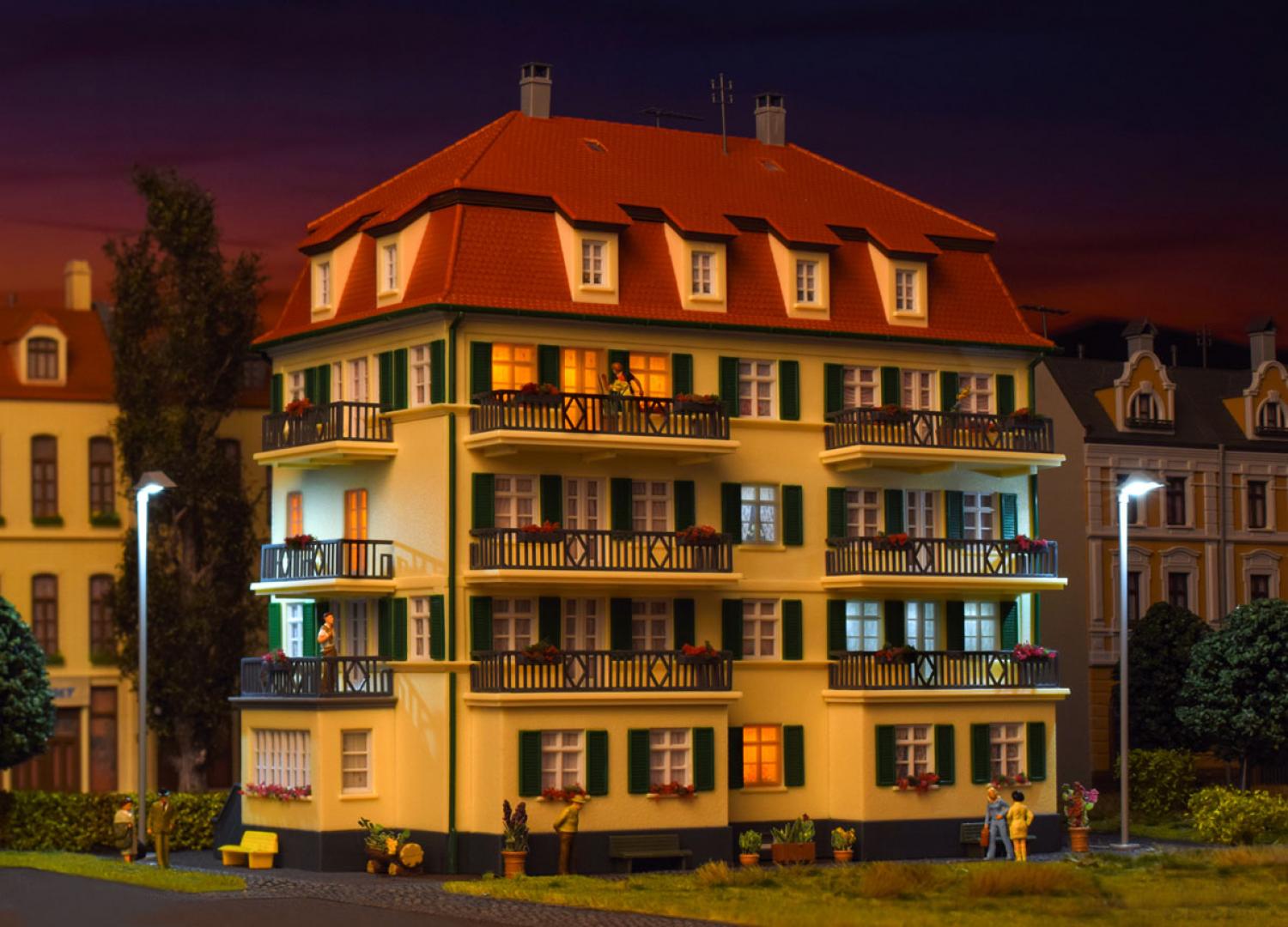 Kibri 38354 H0 Mehrfamilienhaus mit Balko