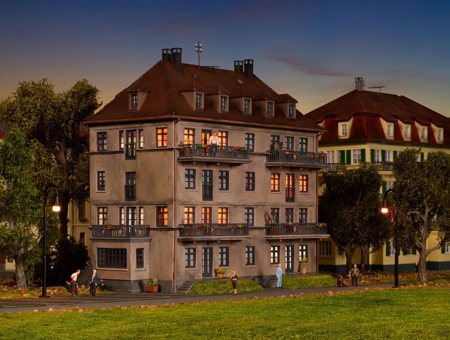 Kibri 38357 H0 Mehrfamilienhaus mit Balkon und Terrasse