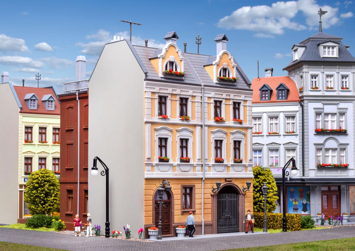 Kibri 38389 H0 Stadthaus mit Fabrikanbau