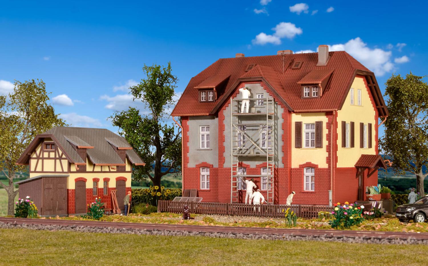 Kibri 39315 H0 Eisenbahner Wohnhaus mit N