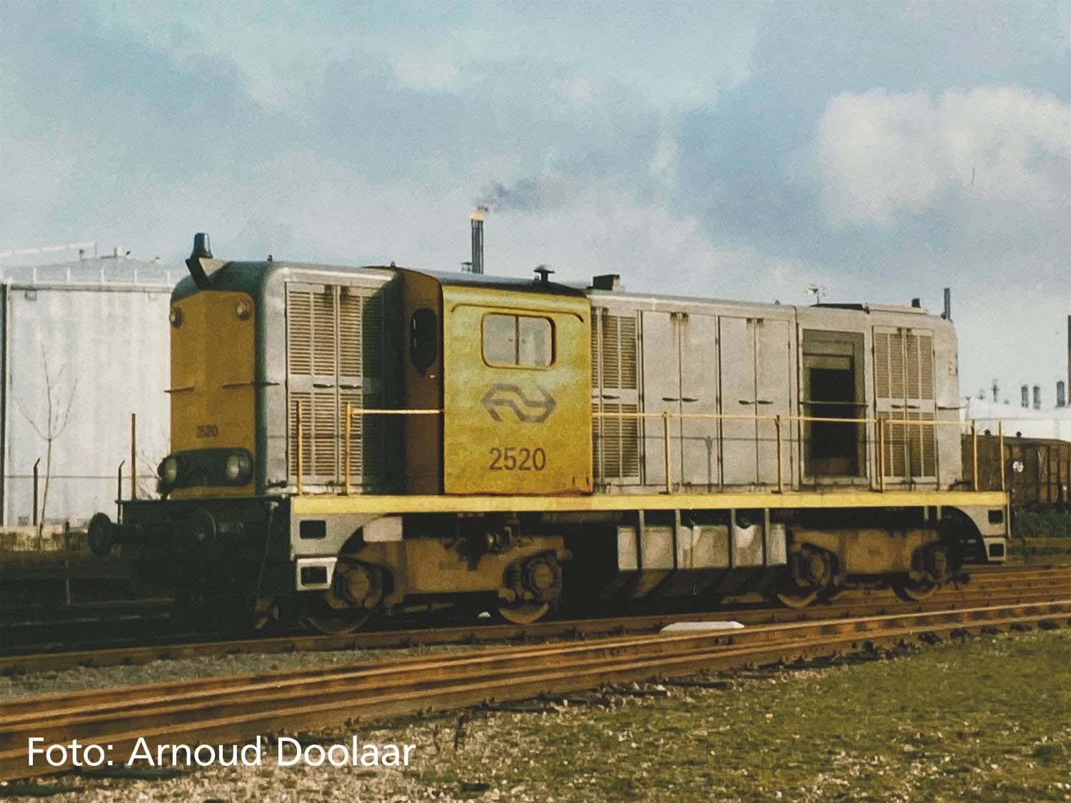Piko 40430 N-Diesellok 2400 grau-gelb, Rundumleuchte IV + DS