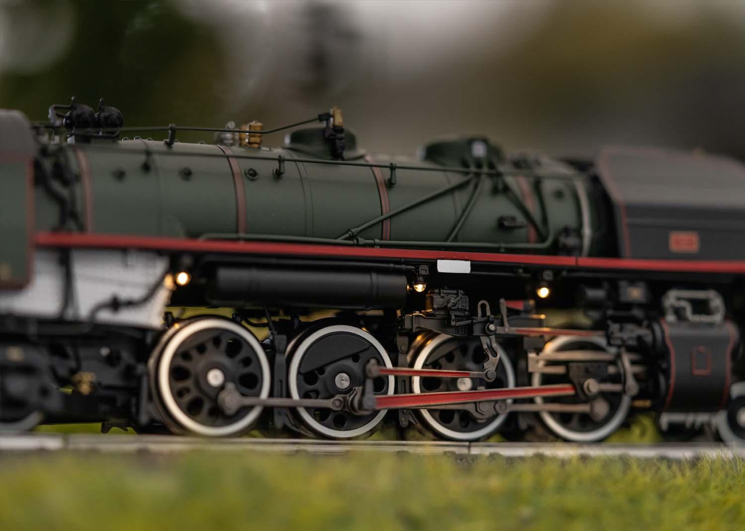 Trix H0 25141 Dampflok Serie 141-R SNCF