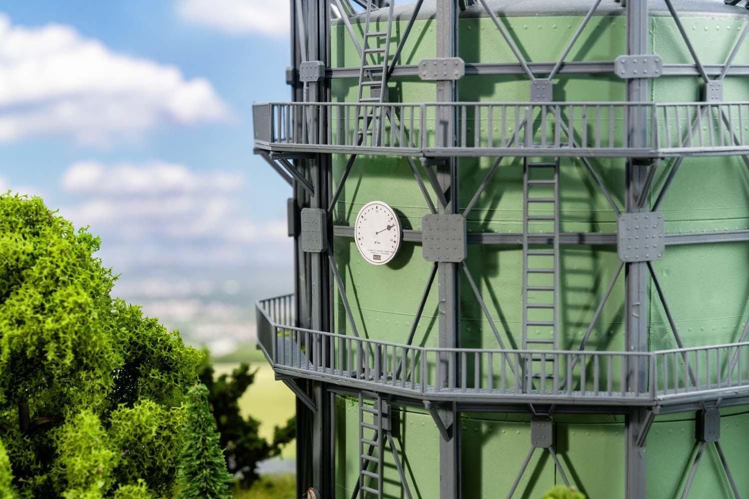 Faller 130157 H0 Gasometer mit Rohrleitungen