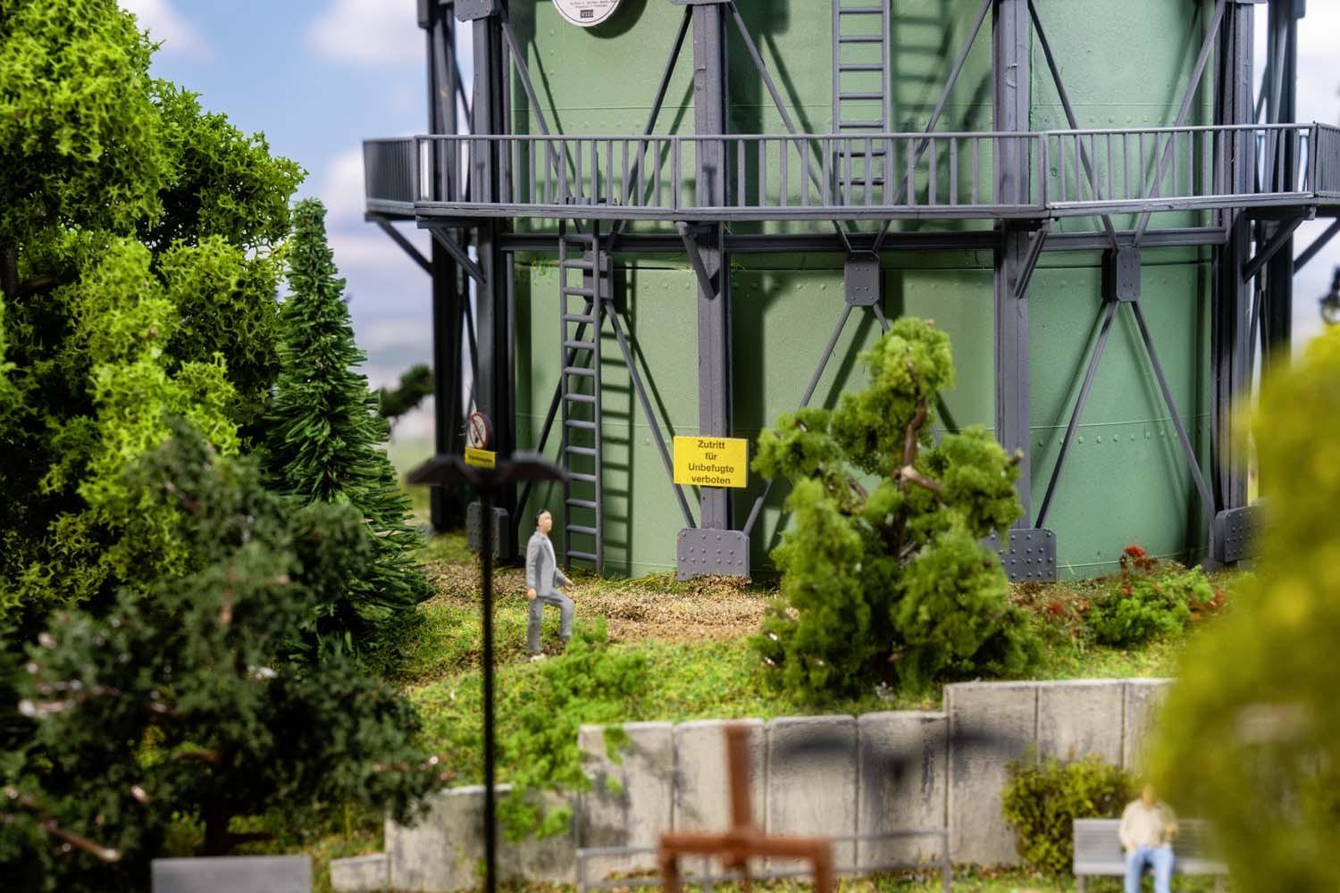 Faller 130157 H0 Gasometer mit Rohrleitungen