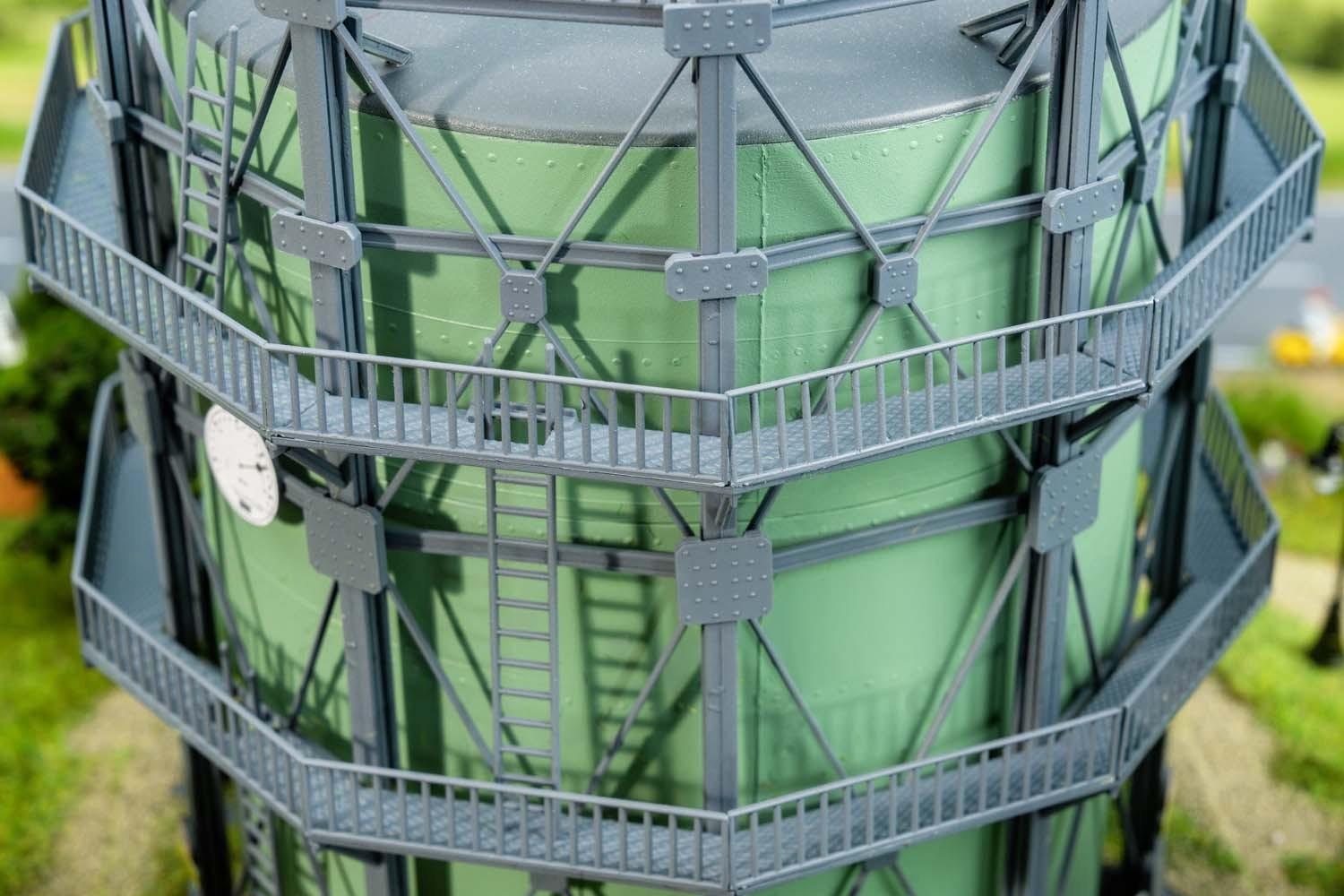Faller 130157 H0 Gasometer mit Rohrleitungen