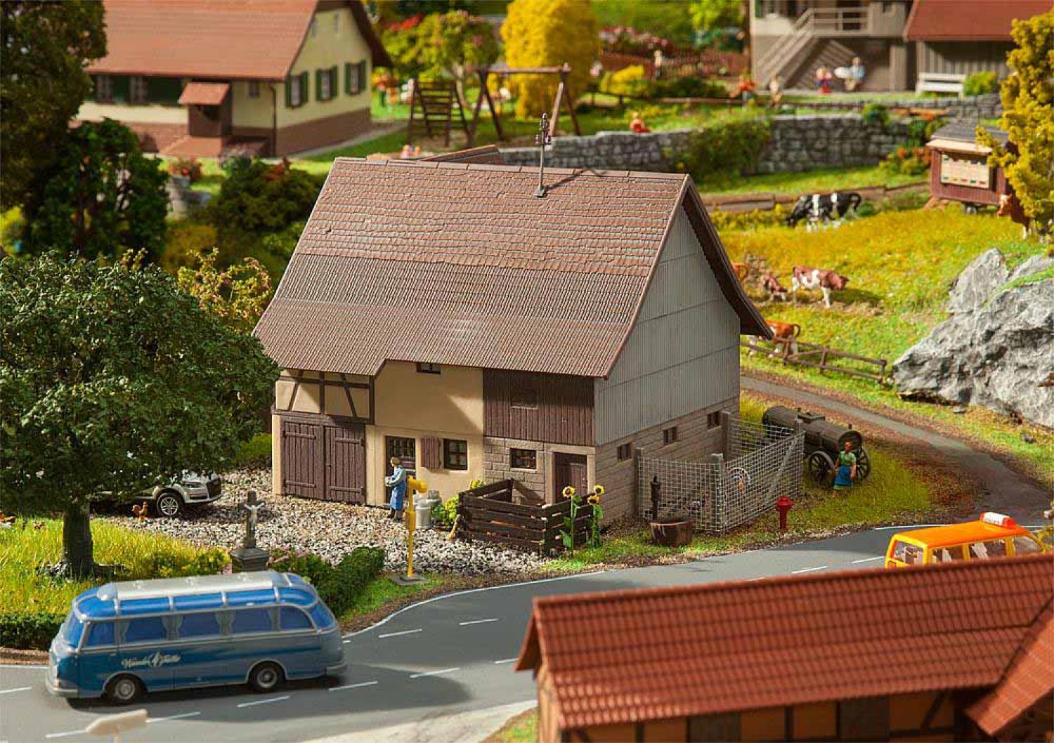 FALLER 130557 Scheune mit Hocheinfahrt