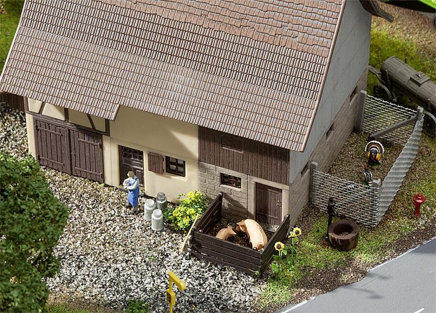 FALLER 130557 Scheune mit Hocheinfahrt