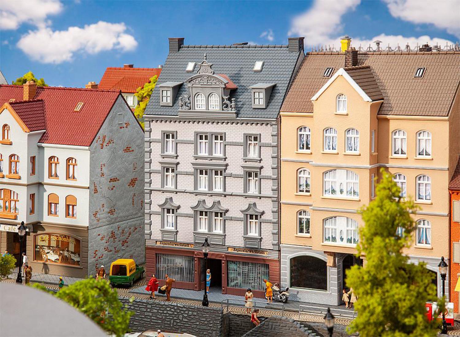 Faller 130705 Stadthaus mit Reparaturwerkstatt