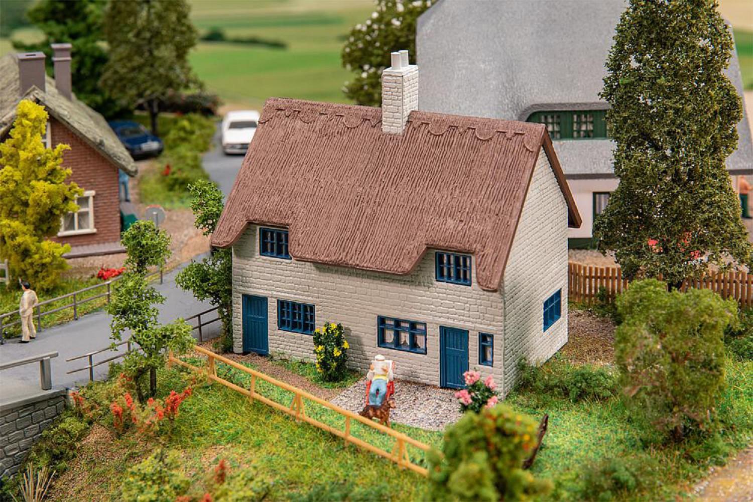 Faller 131322 Wohnhaus mit Strohdach