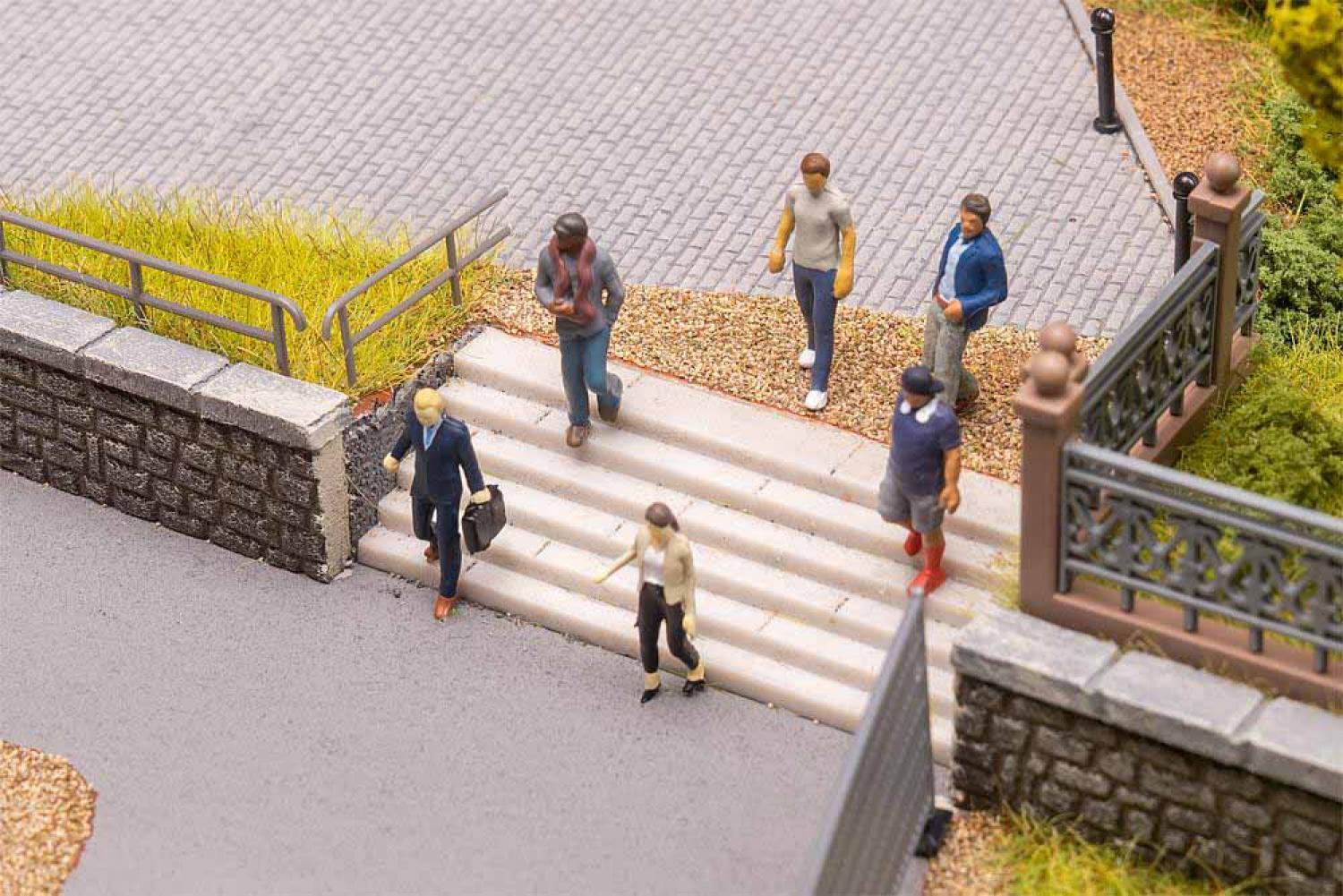 Faller 151727 Treppenabsteigende Personen
