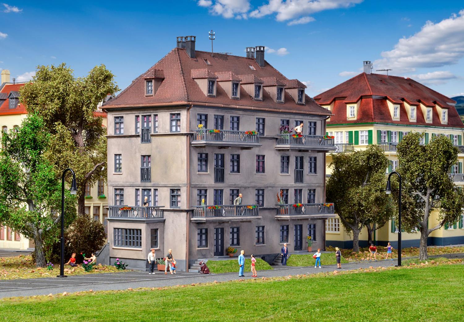 Kibri 38357 H0 Mehrfamilienhaus mit Balkon und Terrasse