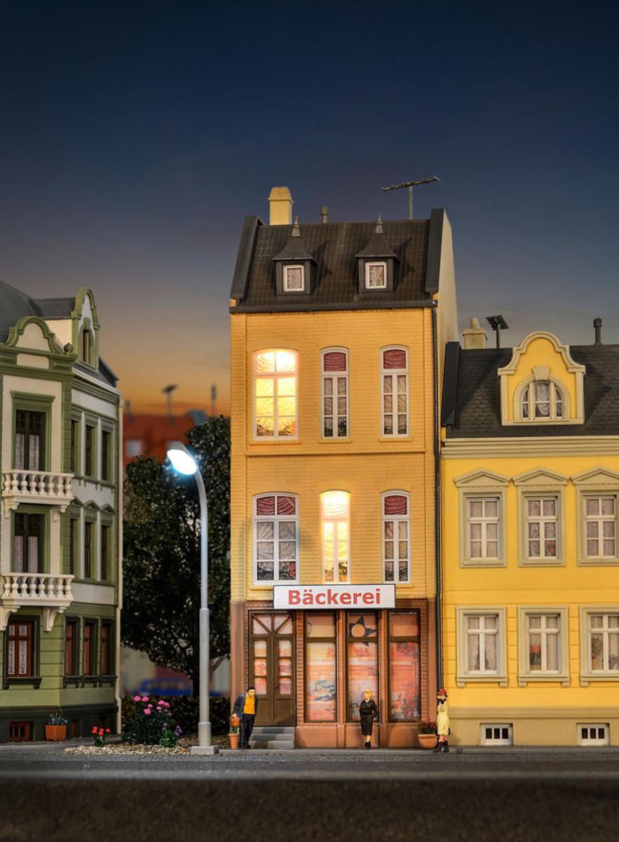 Kibri 38393 H0 Stadthaus Eiscafé/Bäckerei