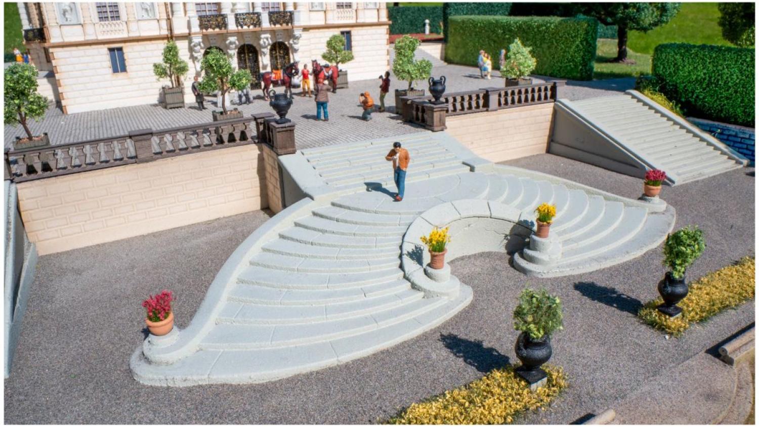 Noch 58315 Freitreppe, geschwungen (H0)