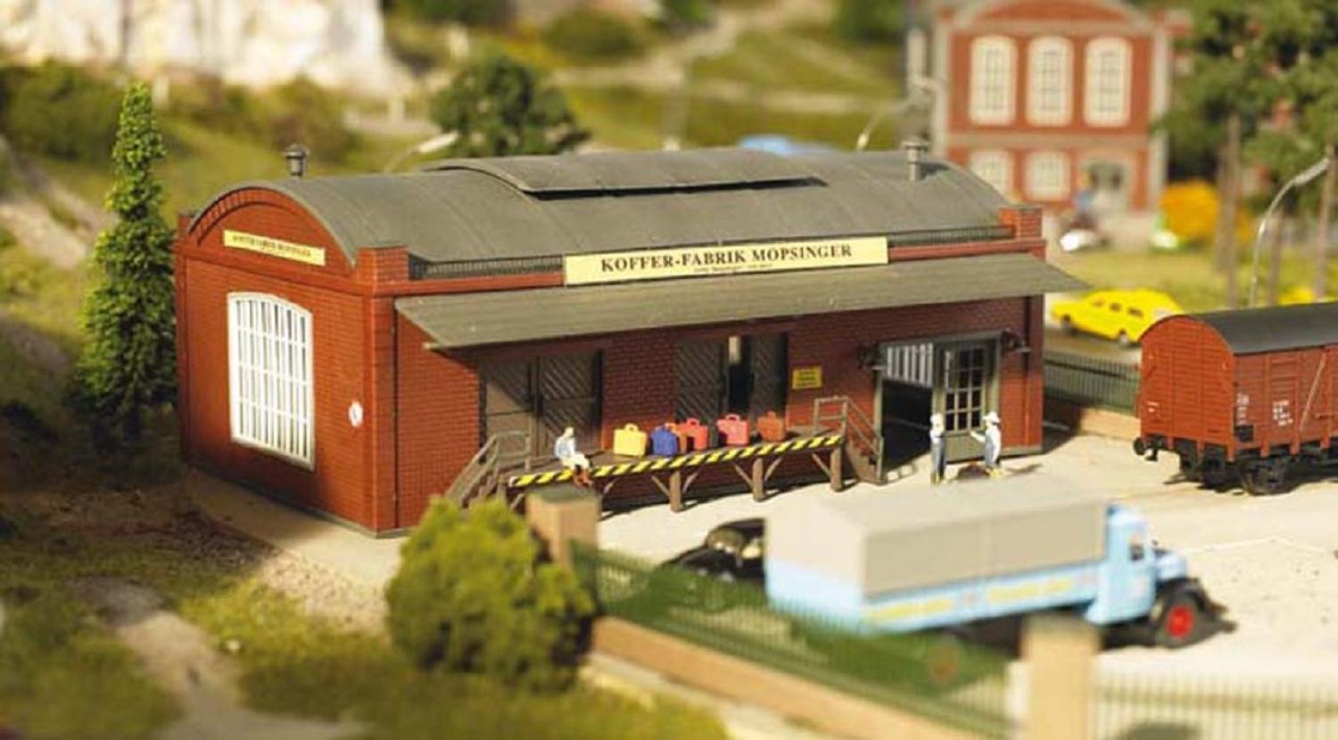 Piko 61833 H0 Koffer-Fabrik Mopsinger