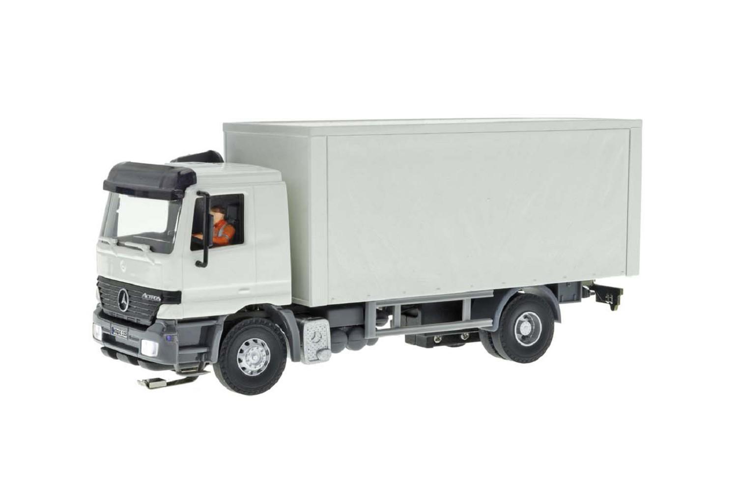 Viessmann 8115 H0 MB Actros Kofferaufbau