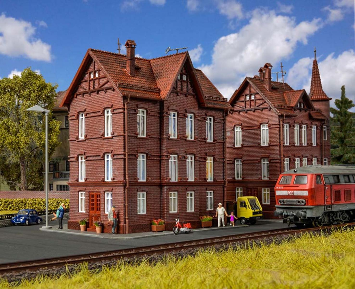 Vollmer 43806 H0 Eisenbahner-Haus m. First